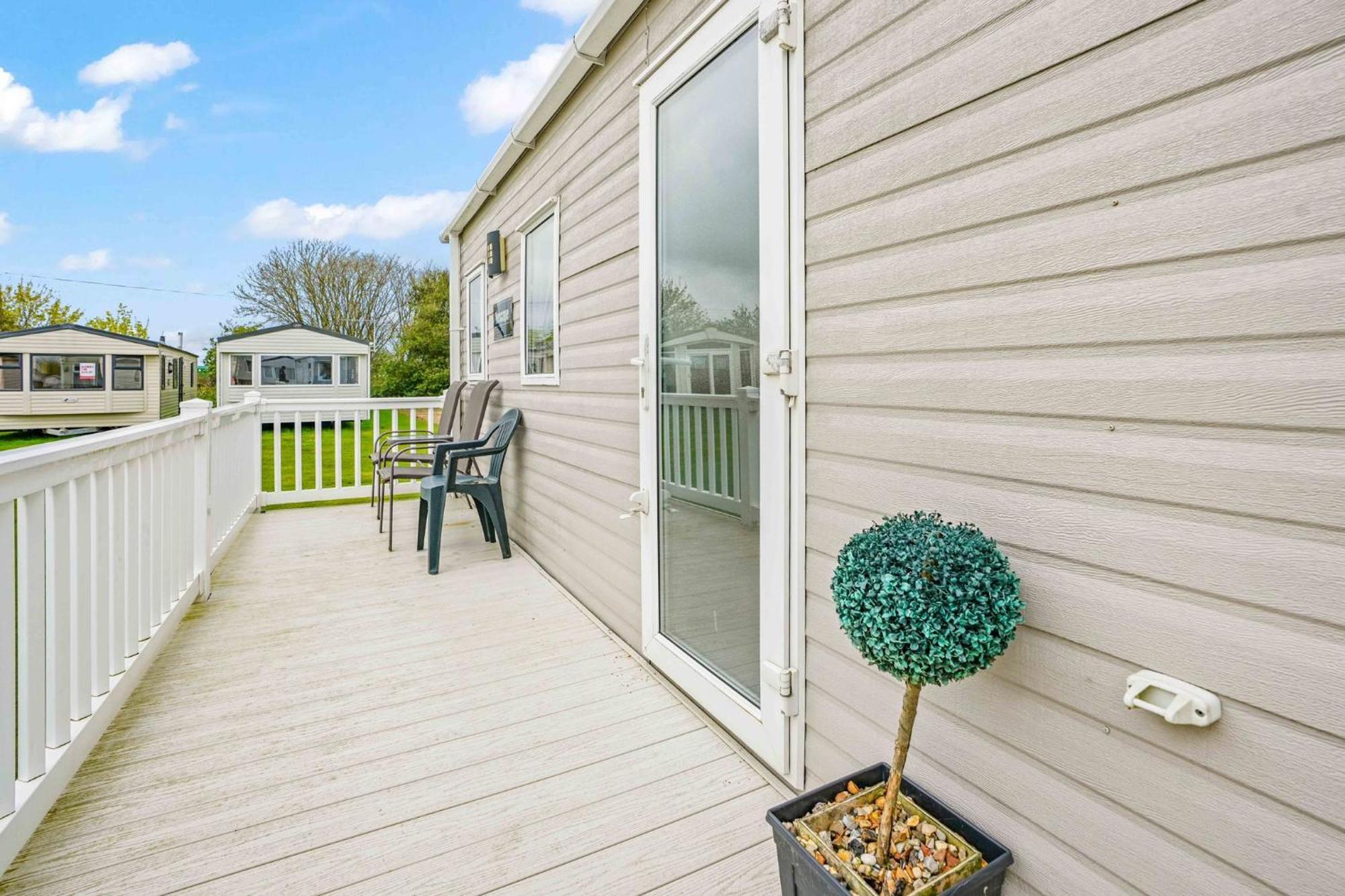 Sunscape Lodge Corton  Exterior photo